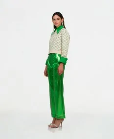 Jersey de lana para mujer color beige conjuntado con un pantalón verde