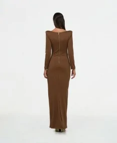 Vestido largo marrón con abertura en pecho y lazada en abdomen, vista trasera