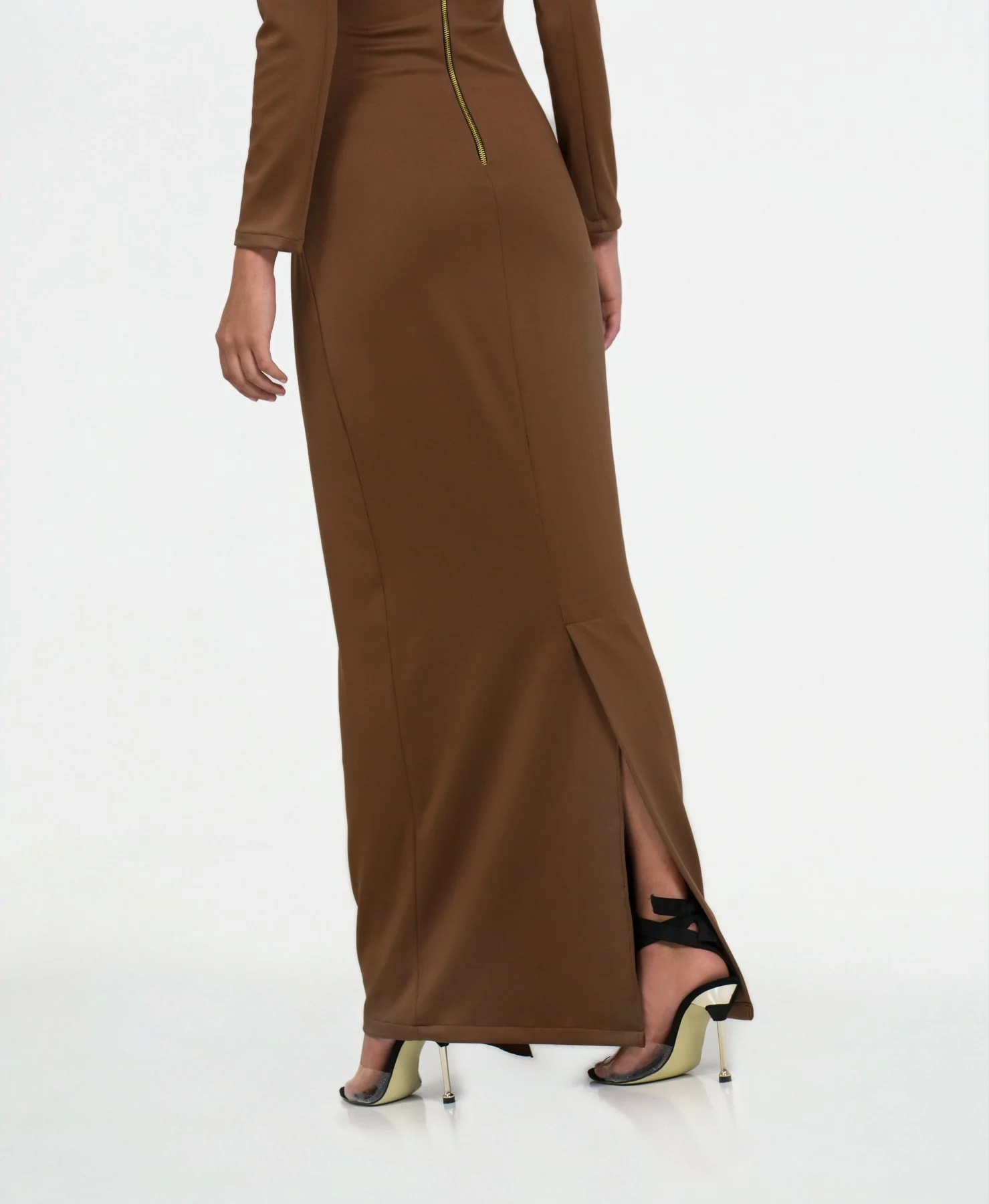 Long brown dress with slit in the skirt