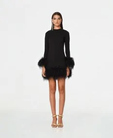 Vestido negro elegante con escote a la caja y acabado de plumas de avestruz