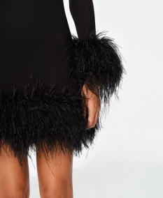 Vestido negro con acabado de plumas 100% de avestruz