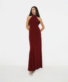 Vestido elegante burdeos largo con cuello halter y falda recta, vista frontal