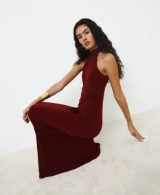 Vestido largo burdeos con falda recta y cuello halter sin mangas