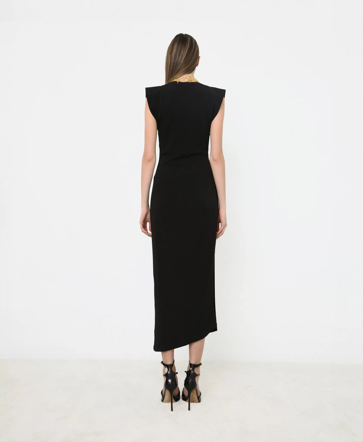 Vestido de invitada midi negro con escote V, vista trasera