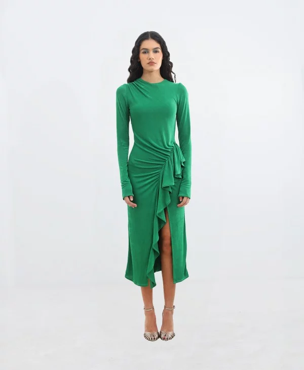 Vestido midi verde en punto de seda cuello alto y falda drapeada con detalle de lazada, vista frontal