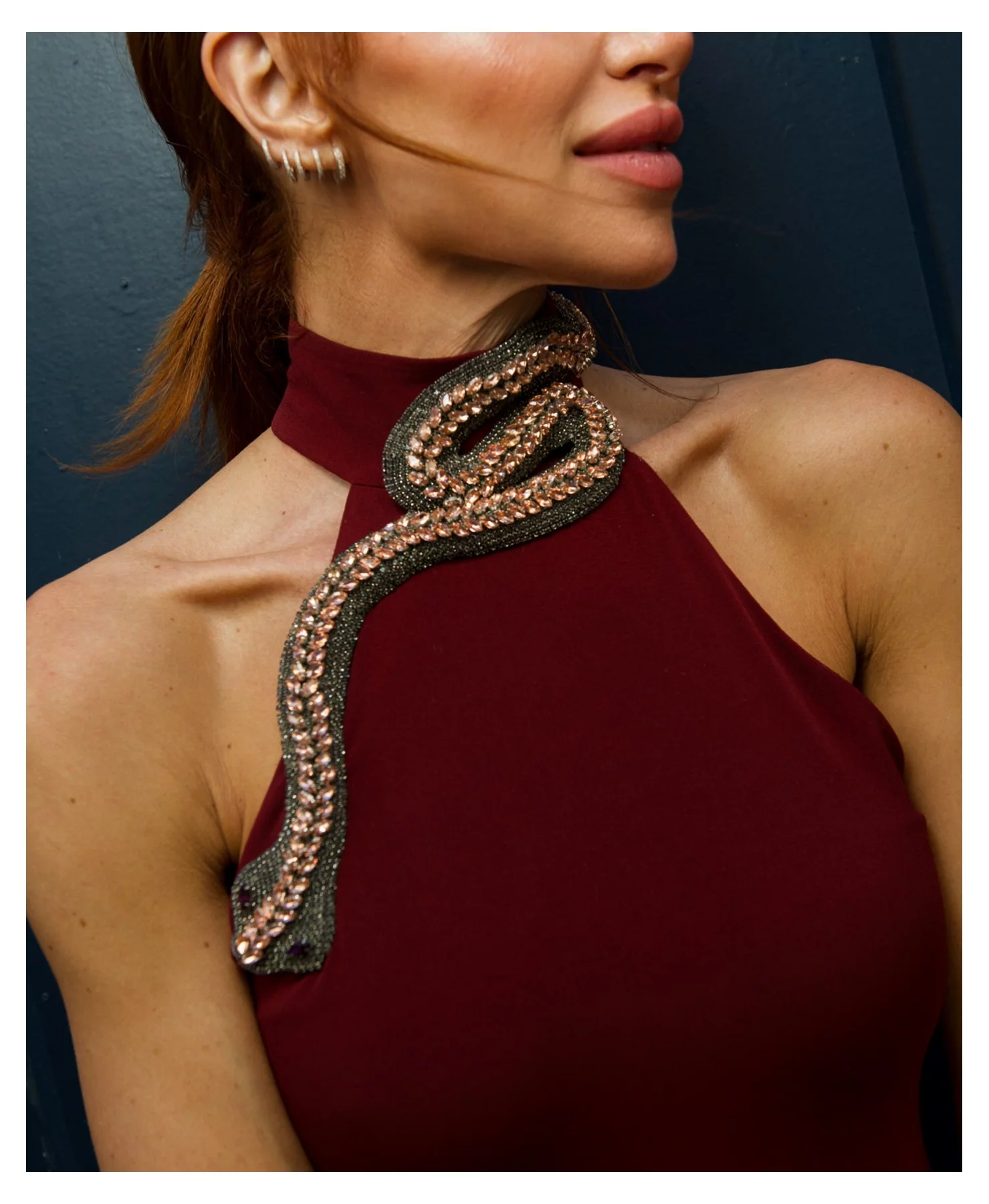 Vestido con detalle de serpiente en el cuello de la diseñadora de moda Beatriz CLARO