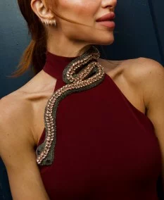 Vestido con detalle de serpiente en el cuello de la diseñadora de moda Beatriz CLARO