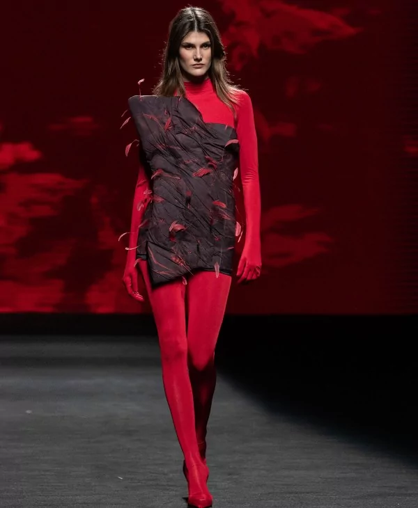 Vestido Mini Rojo en desfile de Madrid Fashion Week