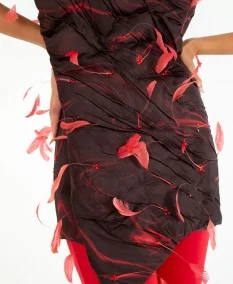 Detalle del vestido Mini con plumas de estampado exclusivo y textura artesanal con plumas