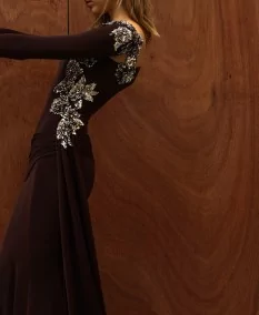 Detalles de la pedrería elegante del vestido marrón de gala para señoras