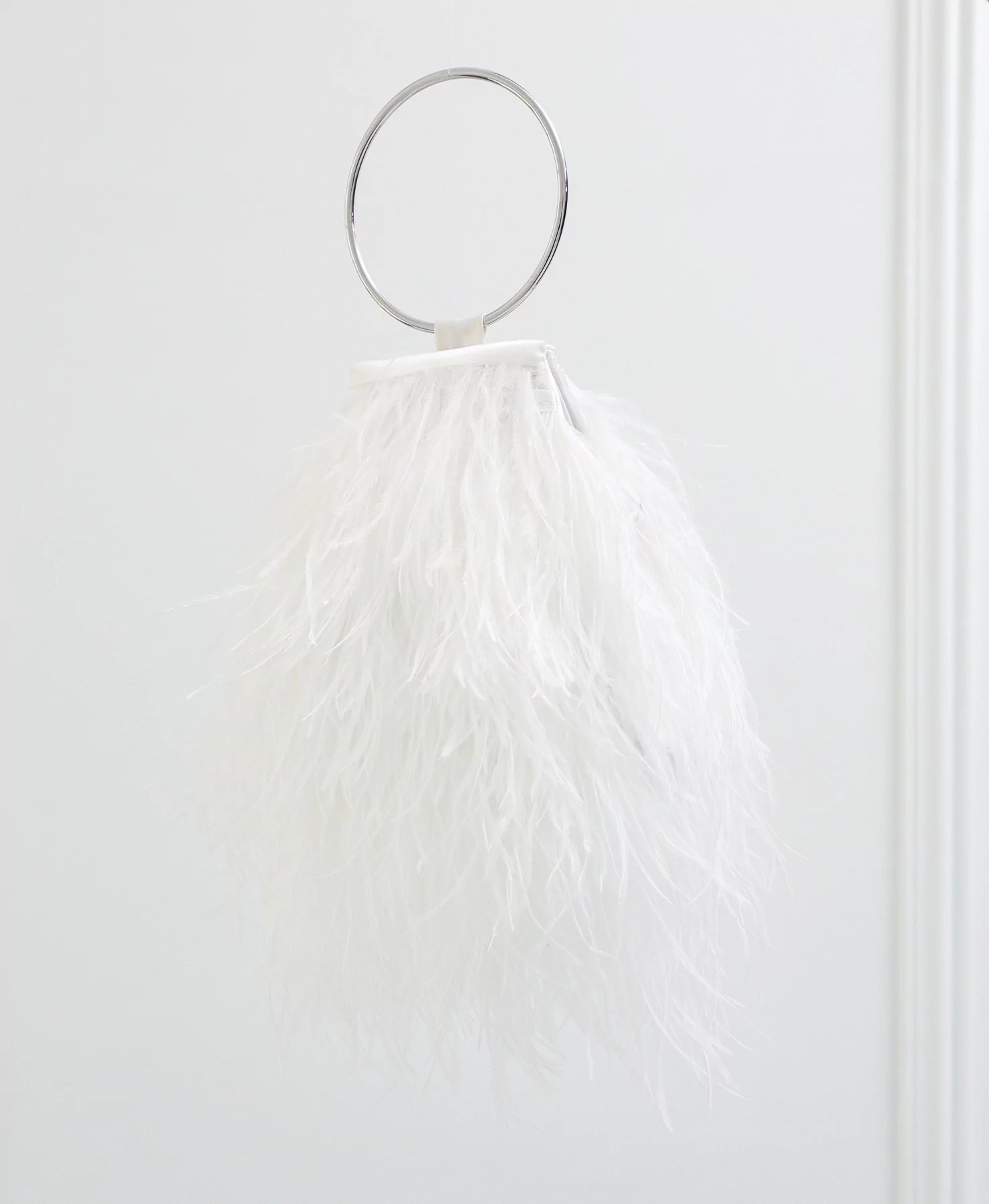 Discover the white evening bag with natural feathers by CLARO Couture