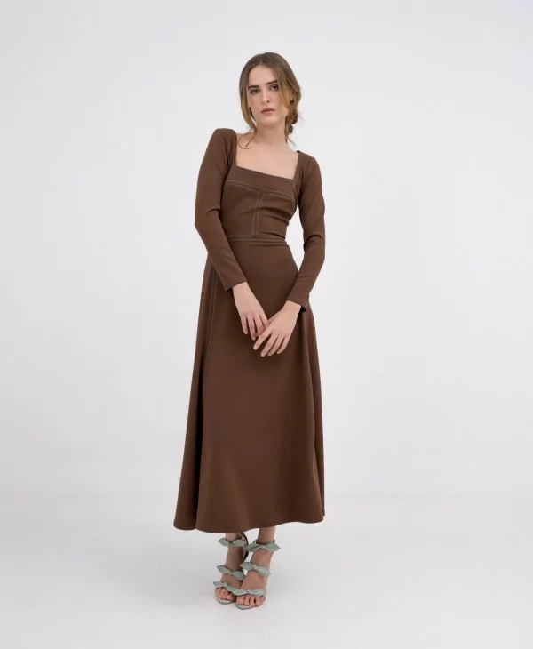 Vestido midi marrón con escote cuadrado y costuras decorativas, ideal para eventos elegantes de otoño e invierno.