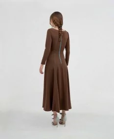 Diseño sofisticado con costuras decorativas que destacan la elegancia de este vestido midi marrón