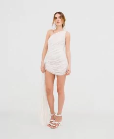 Vestido mini blanco con escote asimétrico y pedrería