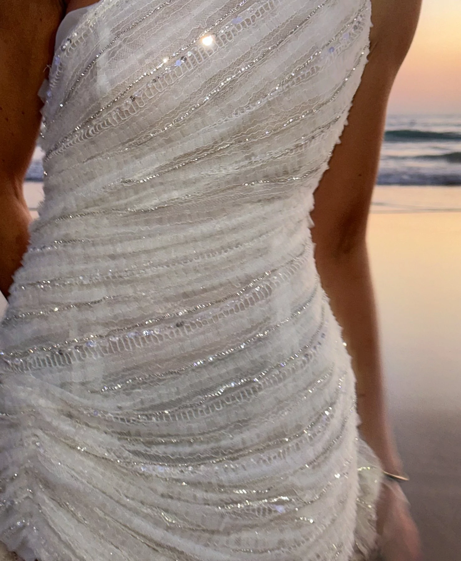 Foto en la playa del Vestido de alta costura en blanco perlado para primavera verano