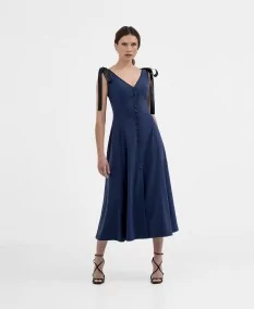 Vestido midi azul con botones y lazos Elegante diseño azul con escote en V