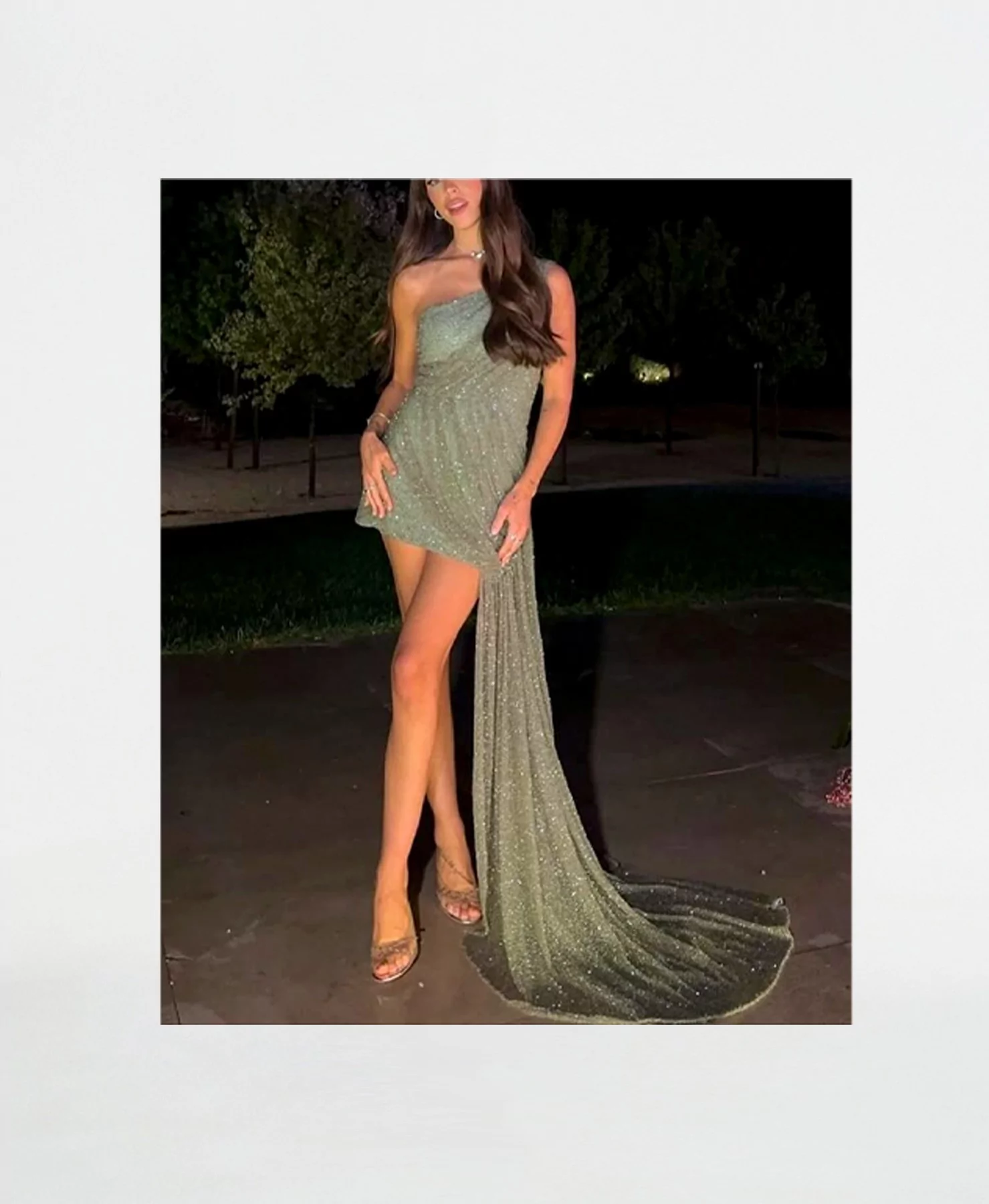 Lookd influencer Violeta Mangruiñán guapa con vestido de gala corto de claro couture