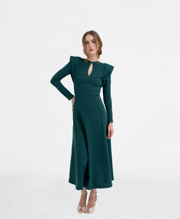 Vista frontal del nuevo diseño de vestido midi elegante en color verde y largo midi.