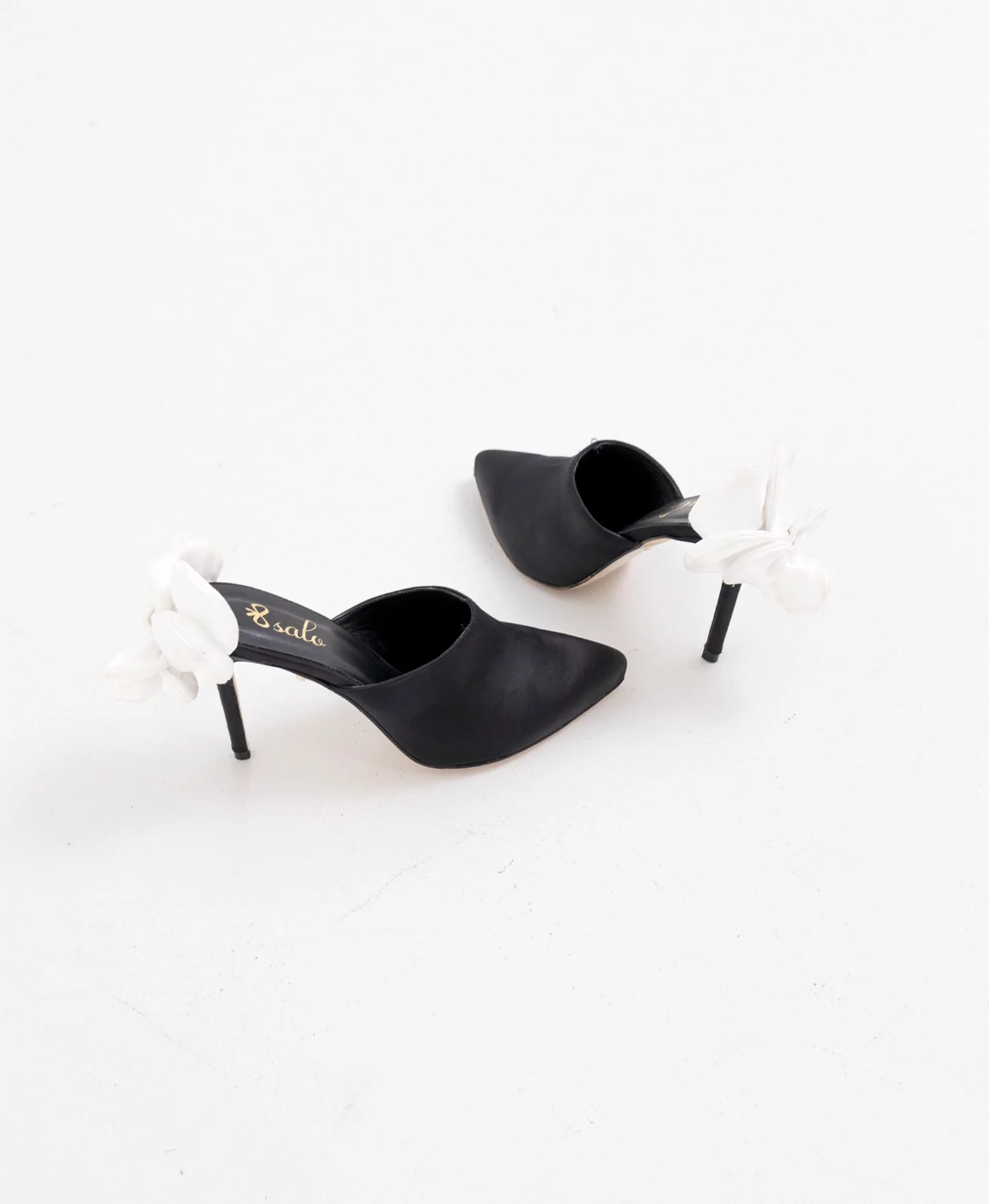 Black women's shoes with heels and flower detail