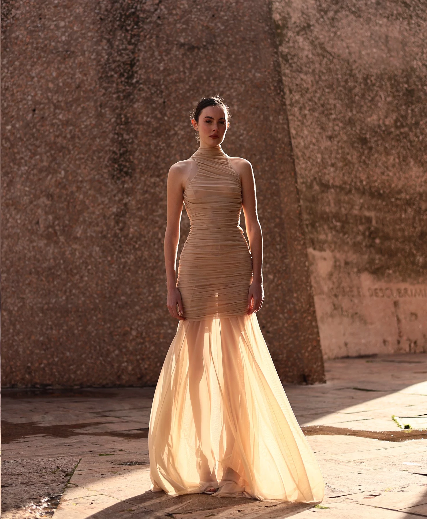 Editorial de moda, vista frontal del Vestido de CLARO Couture en tul beige drapeado.