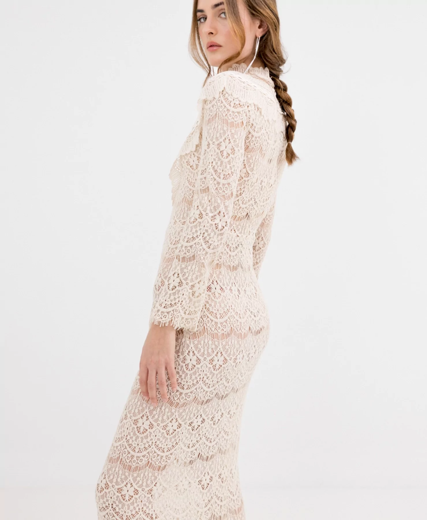 Side view of the Cálibe Long Lace Dress.