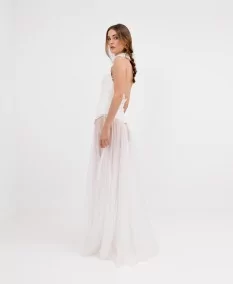 Foto vista lateral del Vestido de Novia Boho, mostrando su silueta sofisticada y falda con cuerpo o volumen.