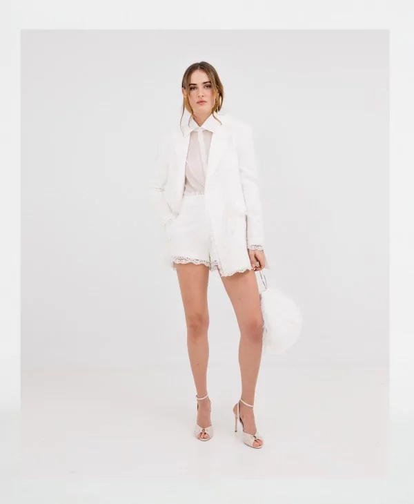 White blazer with lace in a formal outfit, fitted in white, combined with matching shirt and shorts