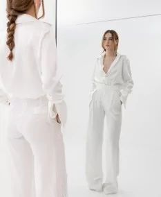 lookazo de mujer con pantalón de seda y encaje y blusa de seda en blanco.