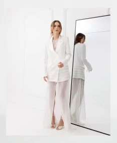 Foto edito de la modelo y espejo para enseñar el vestido mini blanco en todas sus perspectivas