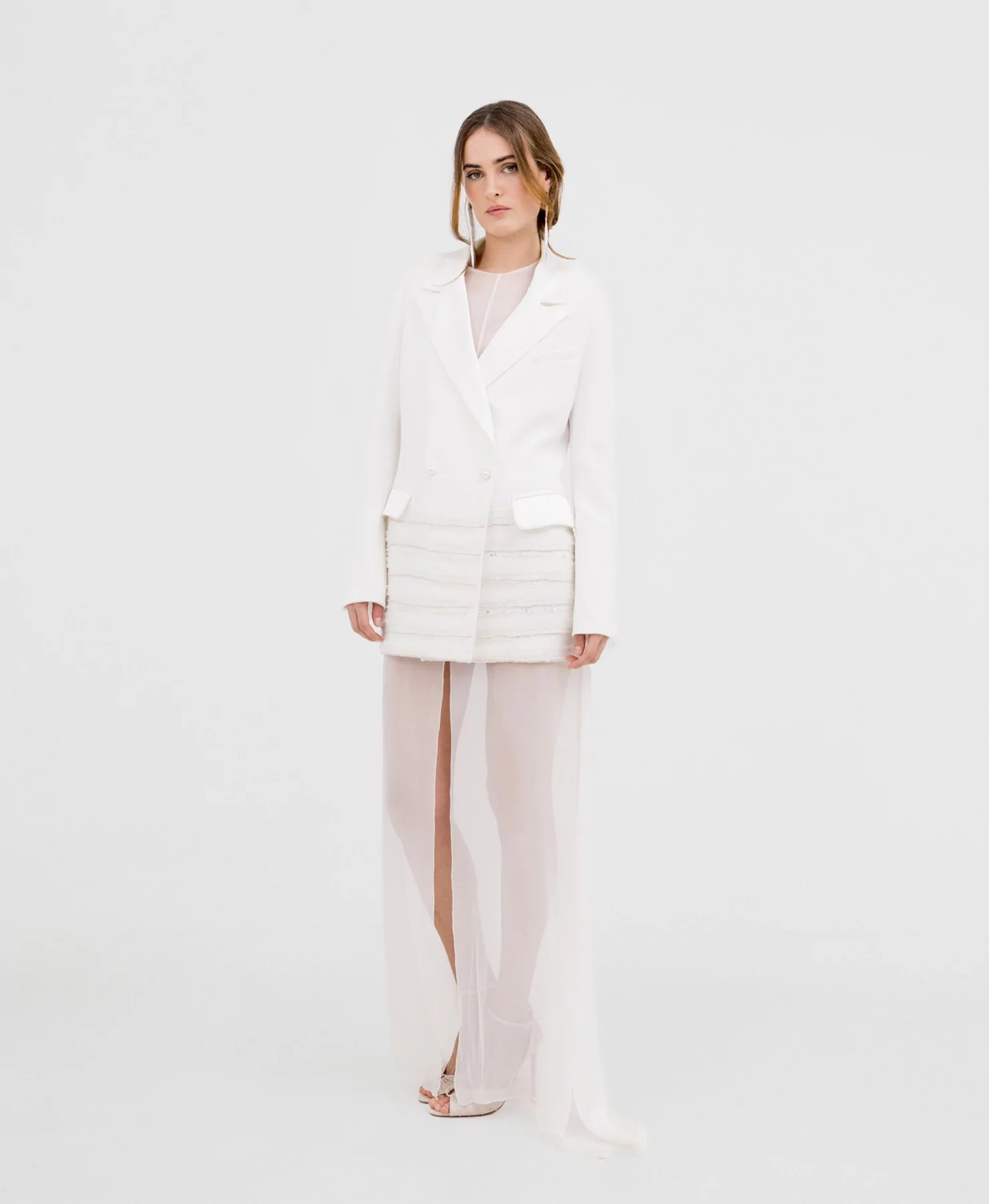 Conjunto blanco de mujer con chaqueta mini vestido y falda de tul abajo