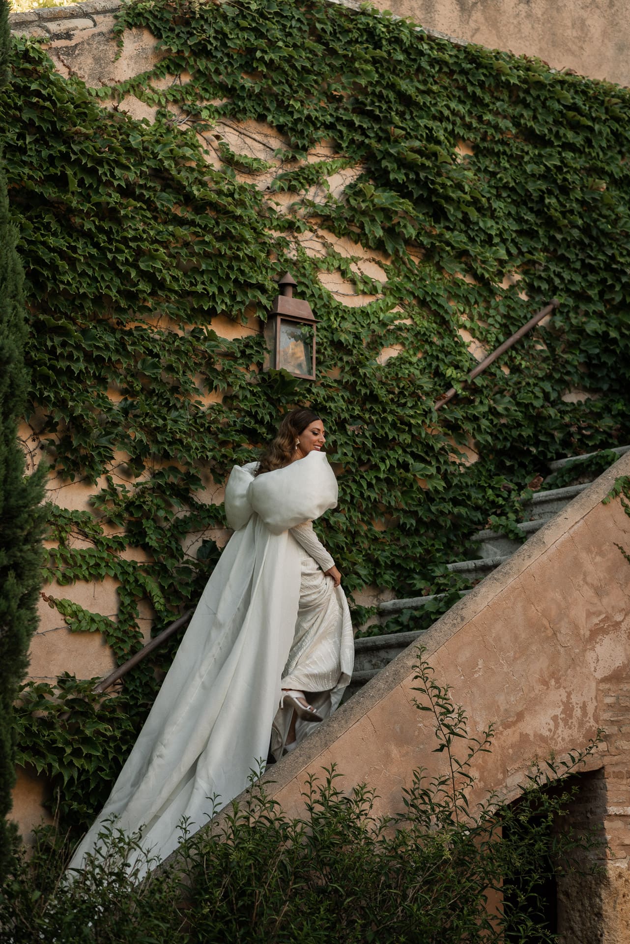 vestido de novia con capa larga